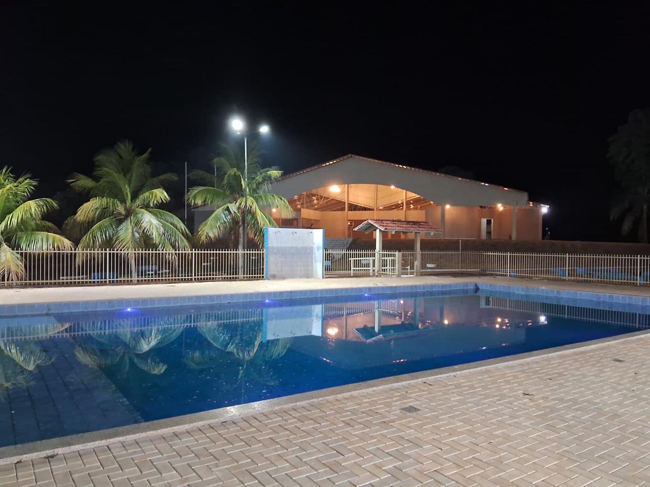 Piscina do Clube Liberty à noite